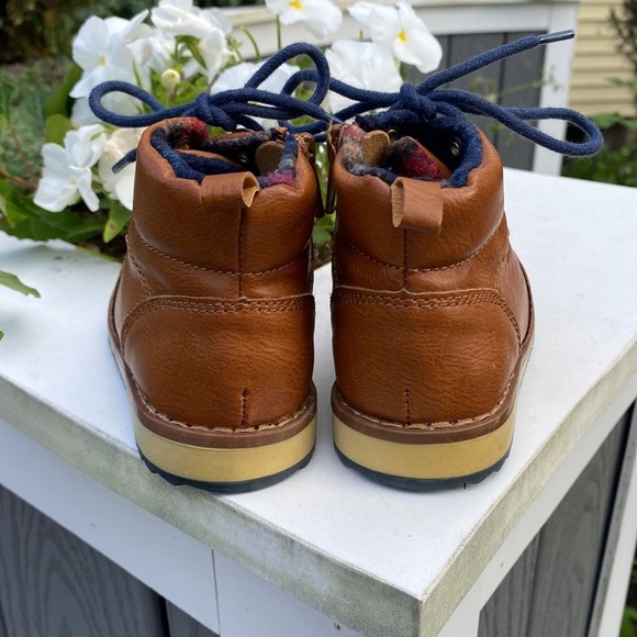 Baby Gap toddler size 7 Hiker Boot 
Very good condition - Picture 4 of 7